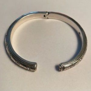 🛍️FREE w/$15☀️ Silver tone Bangle Bracelet Fits 7-in wrist